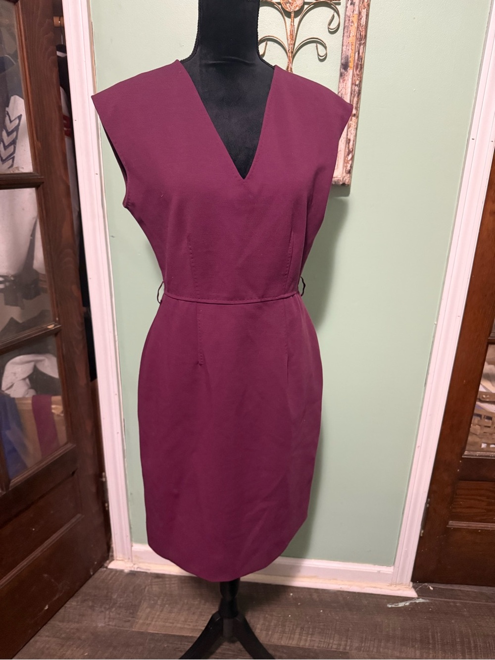 Marc Jacobs burgundy v neck sheath dress sz 10